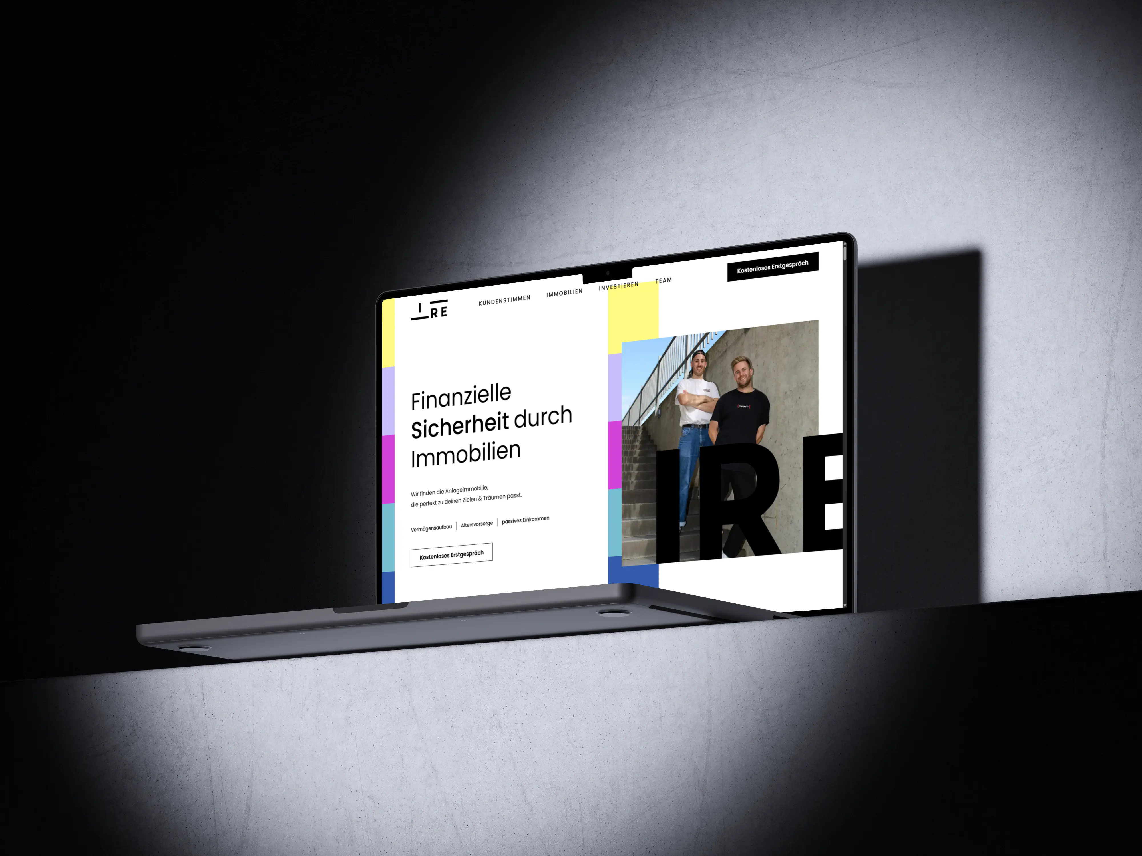 Notebook auf Stein zeigt die Startseite von investi.immo