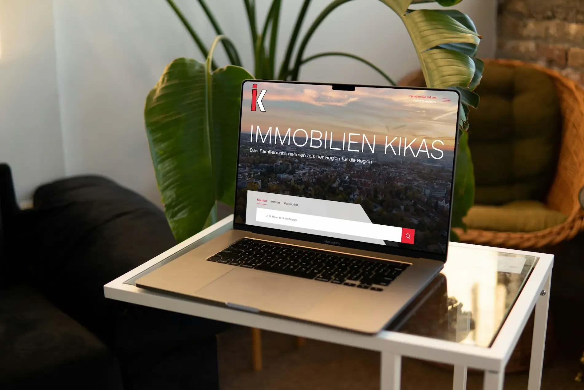 Ein Laptop auf Tisch zeigt die Startseite der brandneuen Website von Immobilien Kikas