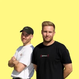 Jens und Niklas von der investi RE GmbH stehen vor einem gelben Hintergrund