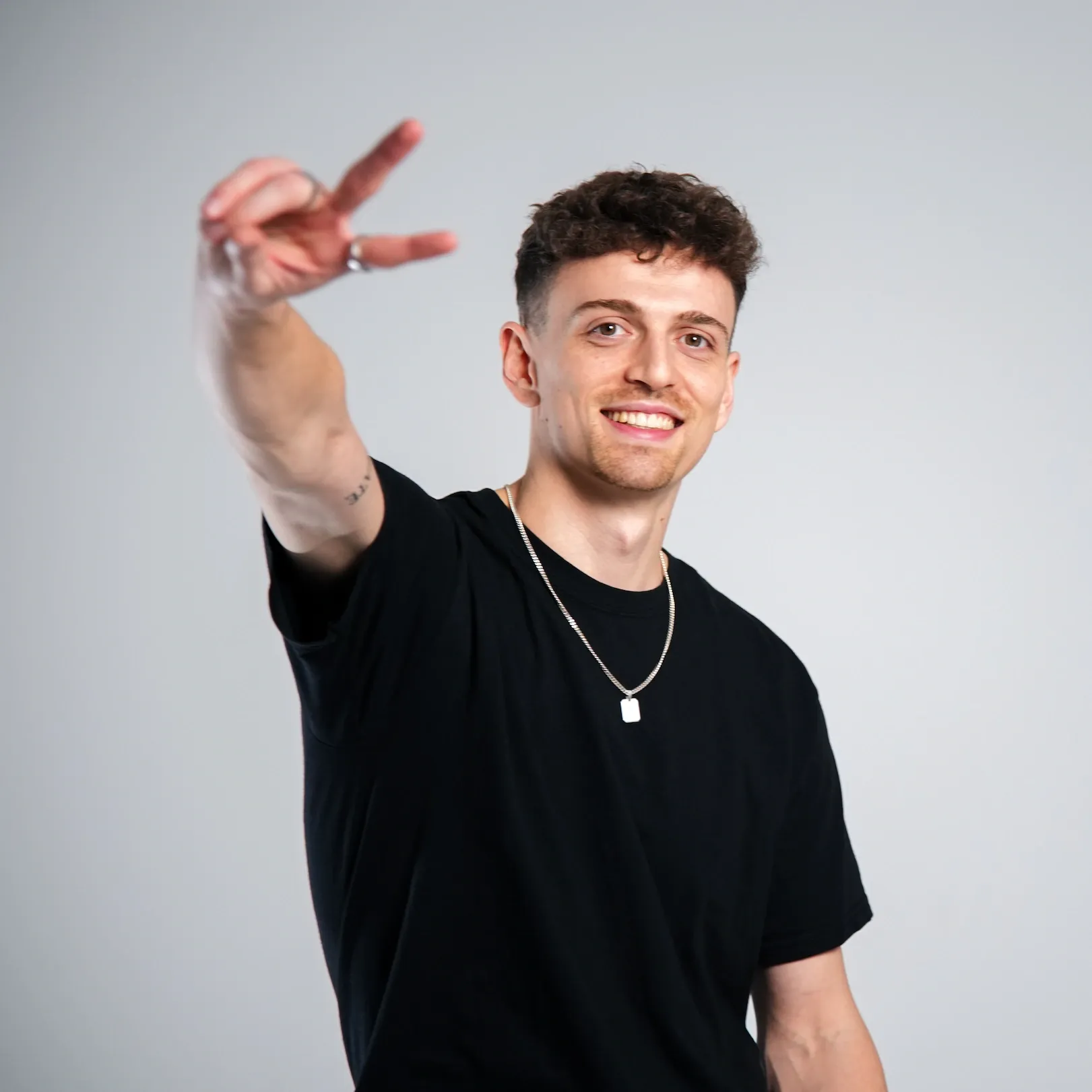 Inhaber und Gründer von Mutemedia, Timo Mura, lächelt in die Kamera